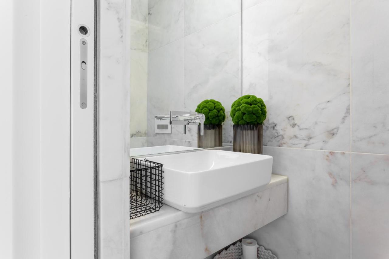 Apartment Joivy Elegant 1-br In Perfect Centre Lisbon